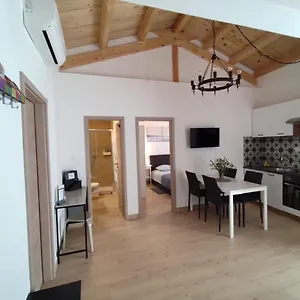 Apartman Marinac, Roc